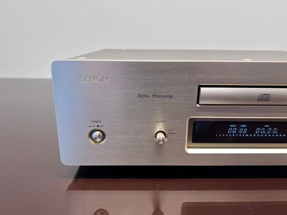 Linkerzijde van de Denon DCD-S10II met Alpha Processing-opschrift en display