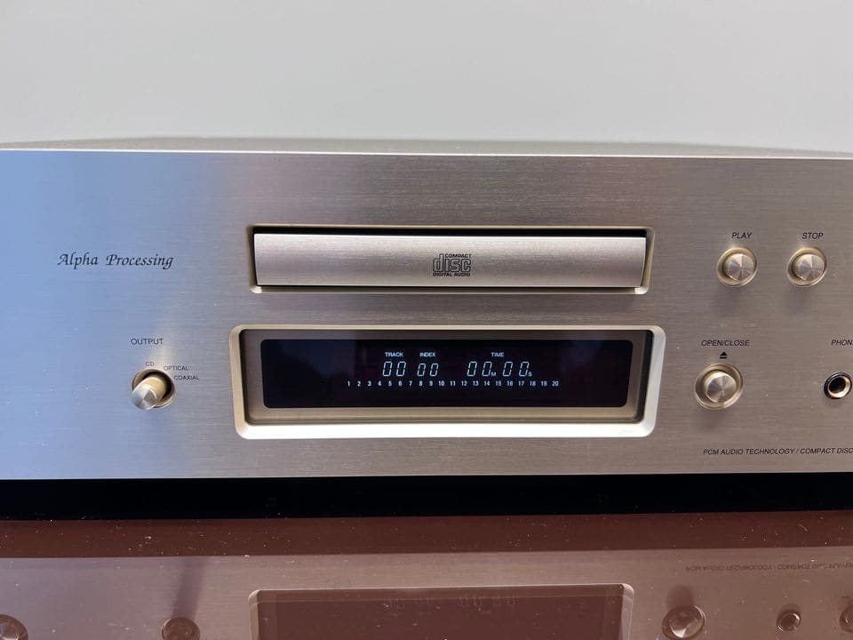 Close-up van de disclade en het blauwe display van de Denon DCD-S10II