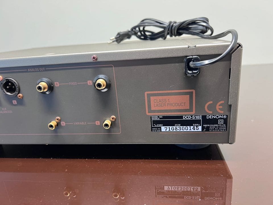 Vergulde RCA-uitgangen en typeplaatje op de achterkant van de Denon DCD-S10II
