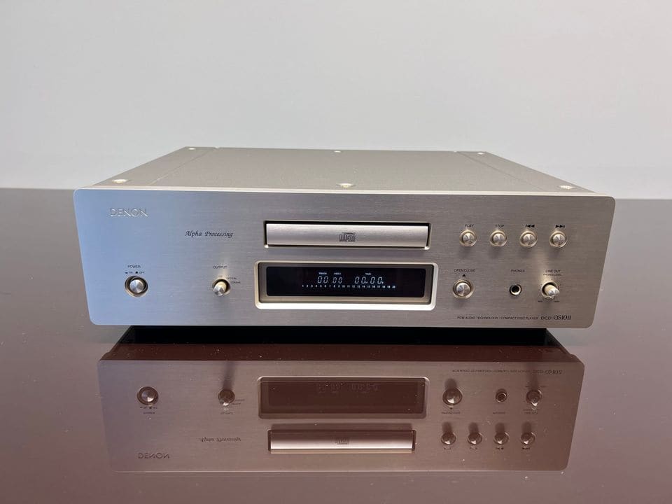 Denon DCD-S10II cd-speler in champagnekleur, vooraanzicht op een spiegelende tafel