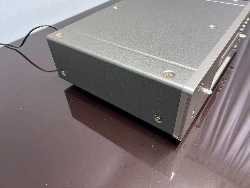 Rechterzijkant en achterhoek van de Denon DCD-S10II cd-speler