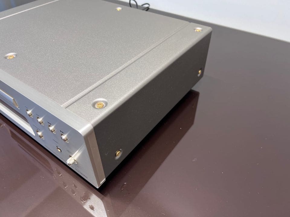 Zijkant van de Denon DCD-S10II met massieve aluminium behuizing