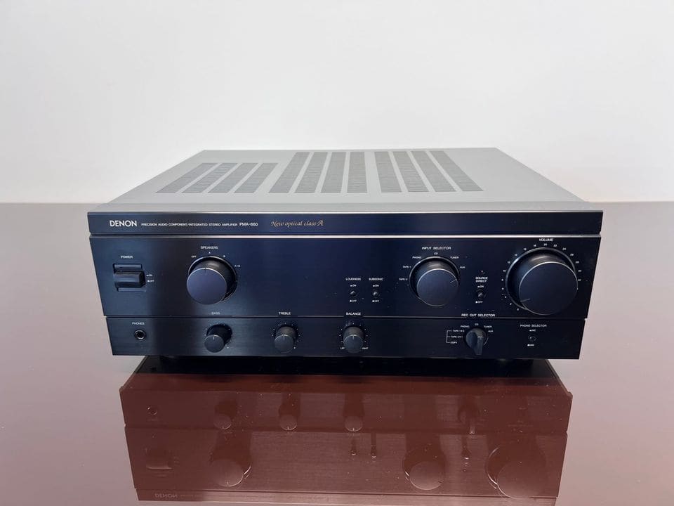 Denon PMA-860 geïntegreerde versterker in zwart, vooraanzicht op een spiegelende tafel