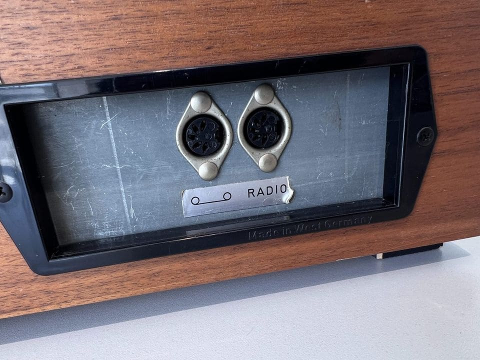 DIN-aansluitingen voor radio op de achterkant van de Dual HS 37