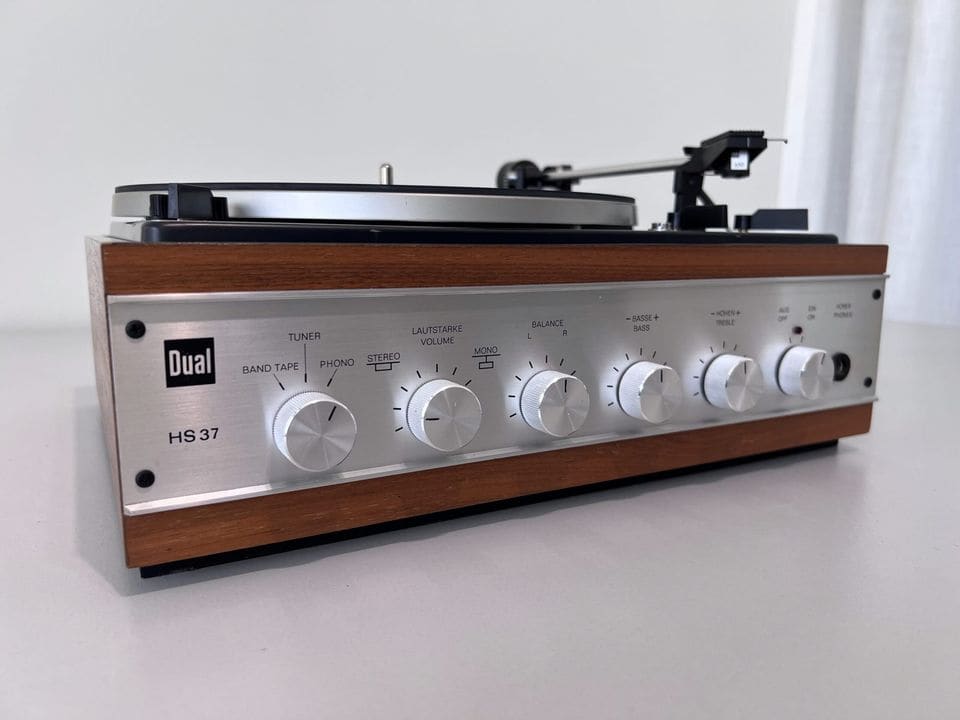 Aluminium frontpaneel van de Dual HS 37 met knoppen voor volume en toon