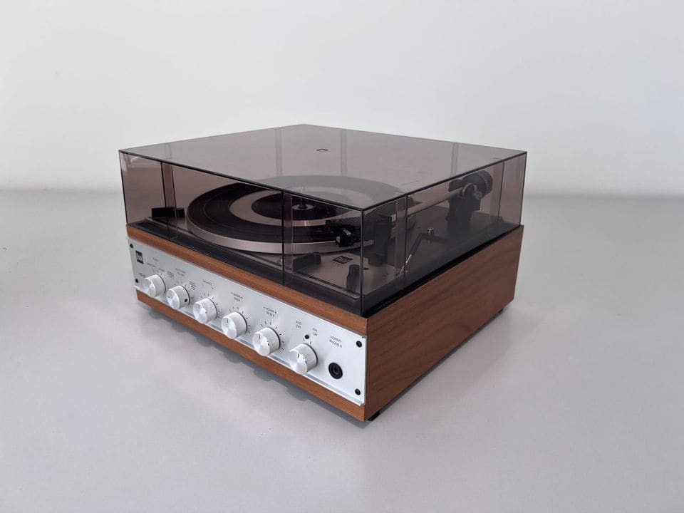 Dual HS 37 schuin van links met aluminium front en draaiknoppen