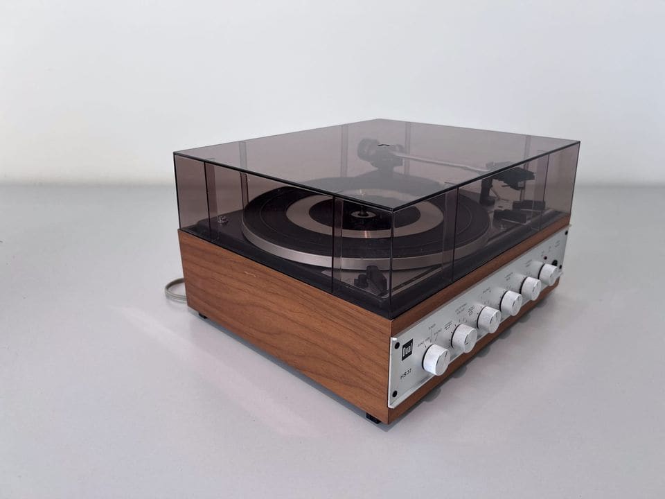 Dual HS 37 schuin van rechts met houten kast en gesloten stofkap