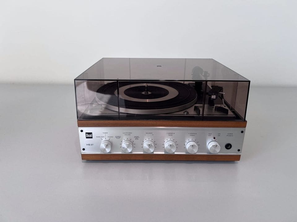 Dual HS 37 platenspeler met versterker in houten kast en rookglazen stofkap, vooraanzicht