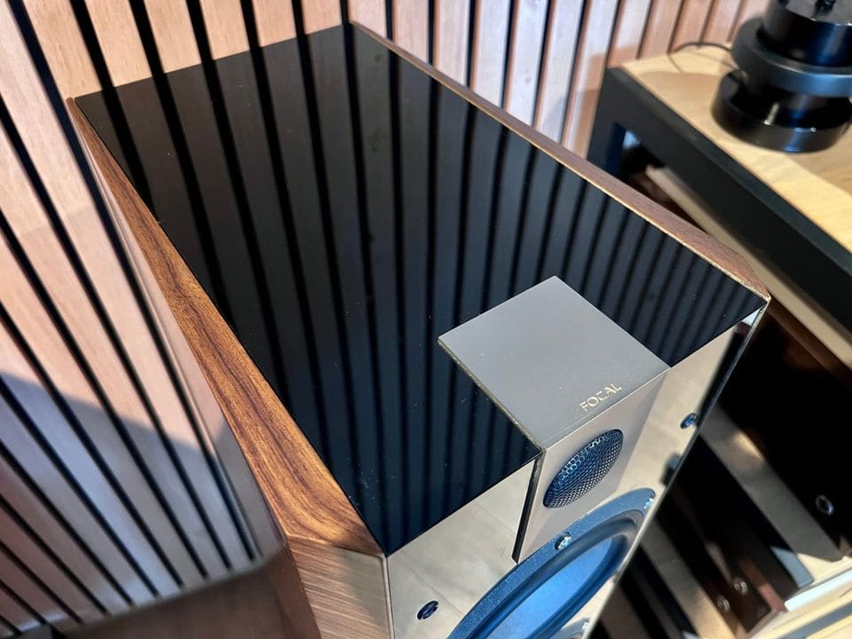 Bovenaanzicht van een Focal Chorus 816V met de inverted dome tweeter en hoogglans zwarte bovenkant