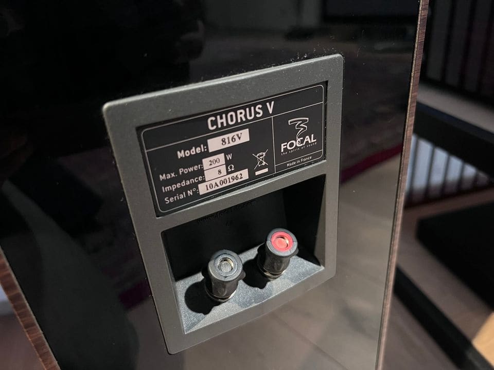 Typeplaatje en luidsprekerklemmen van de tweede Focal Chorus 816V