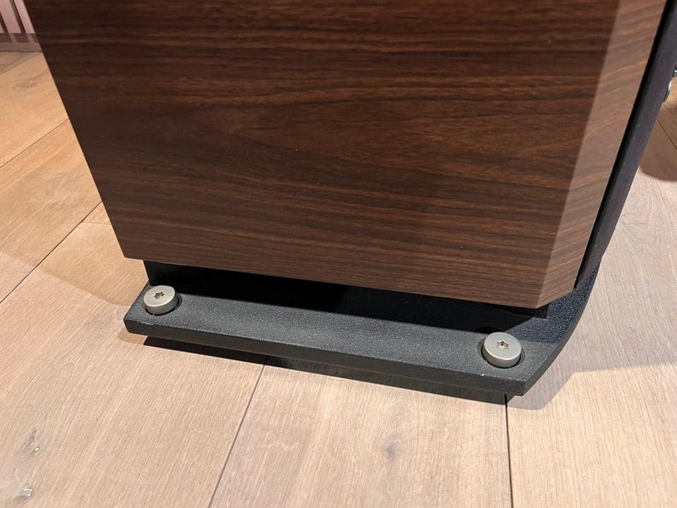 Detail van de sokkel met spikes onder een Focal Chorus 816V in houtfineer