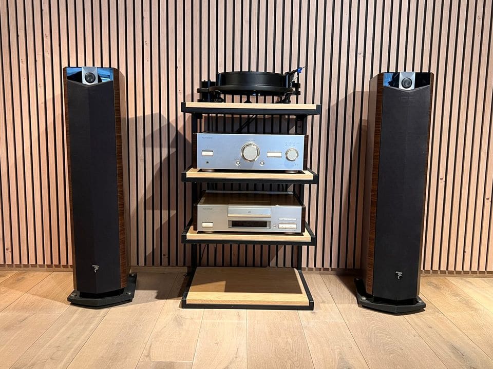 Paar Focal Chorus 816V vloerstaande luidsprekers met frontdoek, aan weerszijden van een hifi-rack