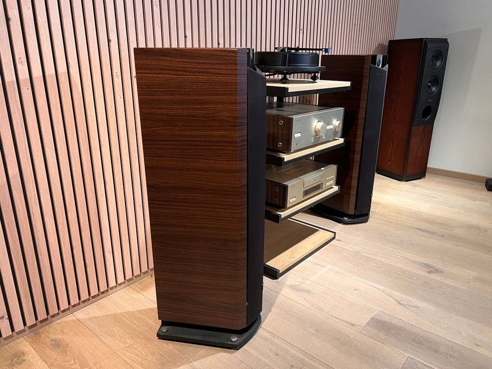 Focal Chorus 816V schuin van opzij met donker houtfineer zijkant