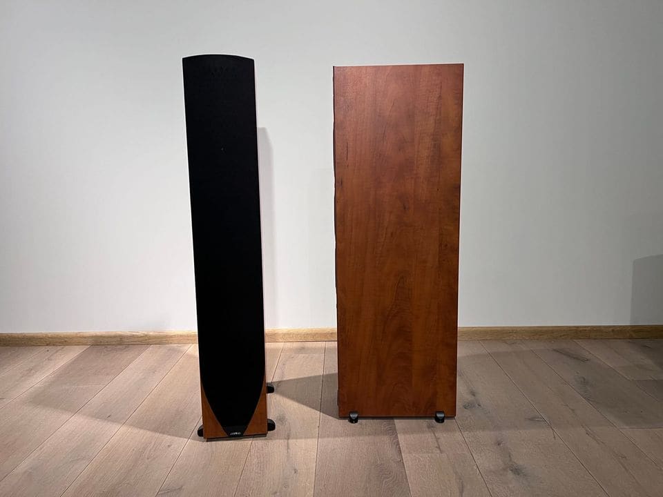 Jamo C607 met frontdoek naast een zijaanzicht van de houten kast