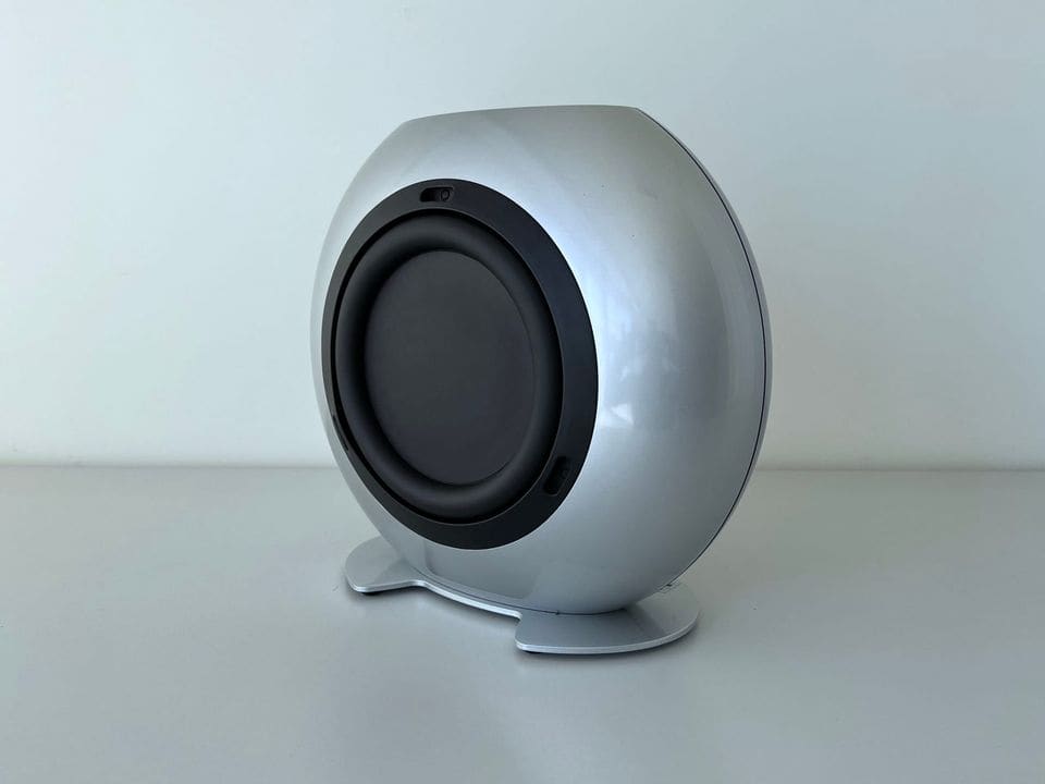KEF HTB2 subwoofer schuin van links op zijn voetstuk