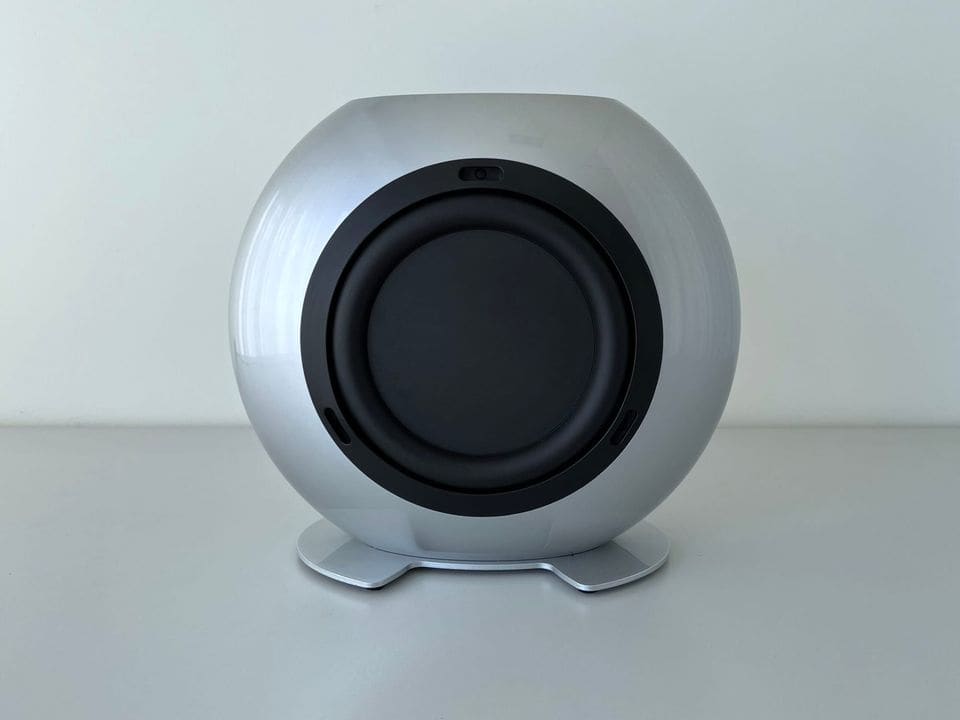 KEF HTB2 actieve subwoofer in zilver met ronde behuizing en 10-inch woofer, vooraanzicht