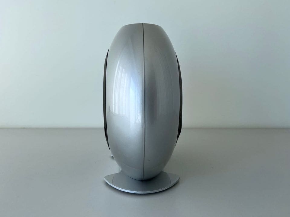 Zijaanzicht van de ovale KEF HTB2 subwoofer