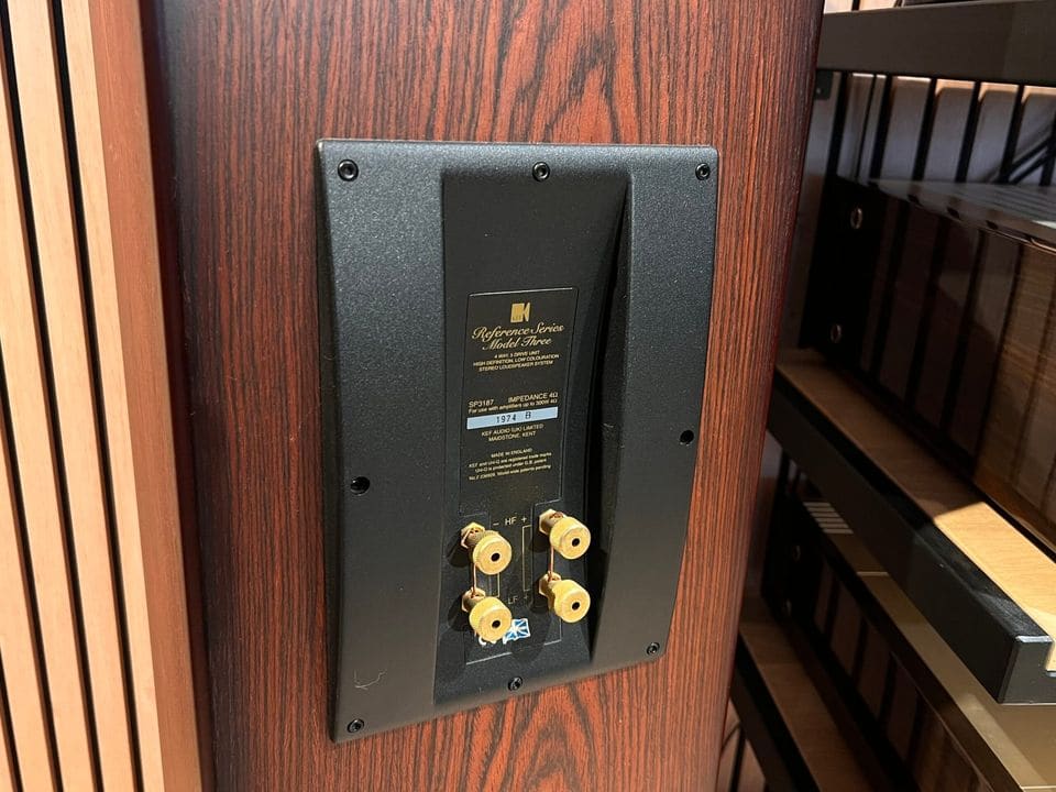 Achterpaneel van de KEF Reference Model Three met typeplaatje en vergulde bi-wire klemmen