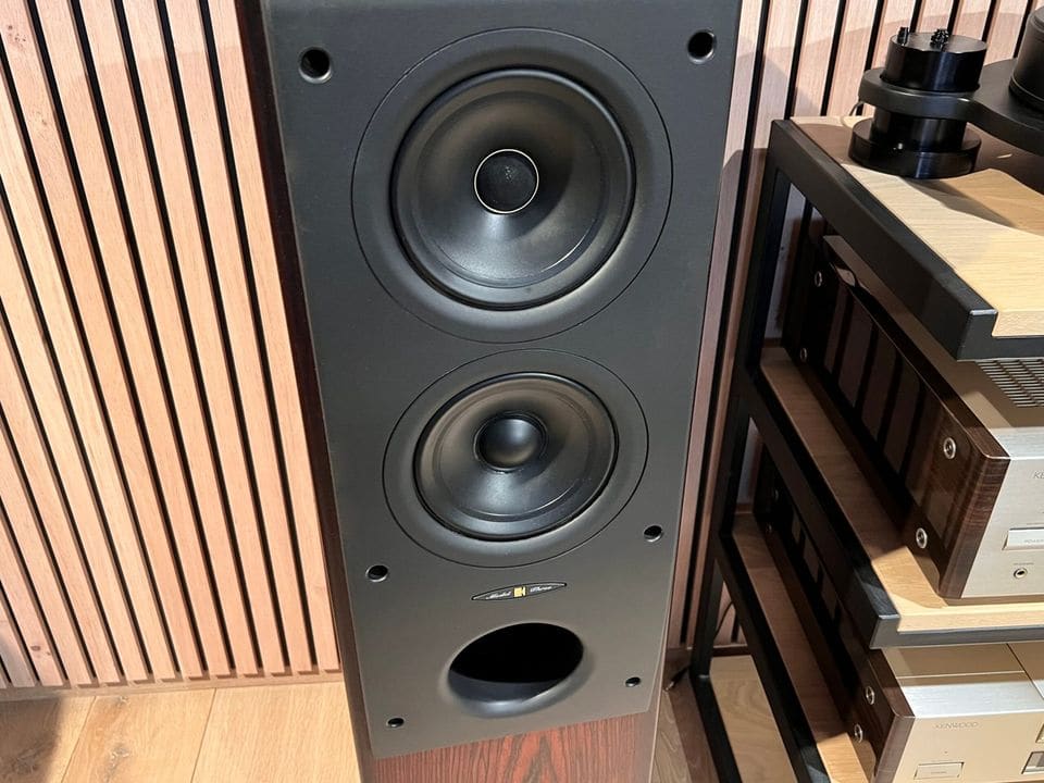 Close-up van de Uni-Q coaxiale driver, de woofer en de baspoort van de KEF Reference Model Three