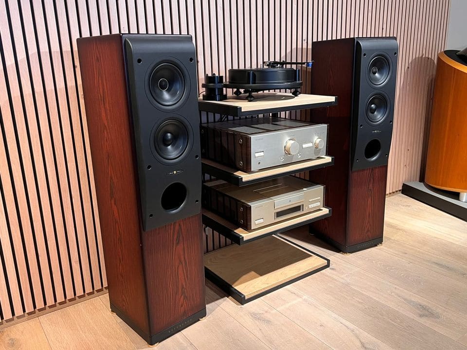 KEF Reference Series Model Three luidsprekers schuin gezien met donkere houten zijkanten