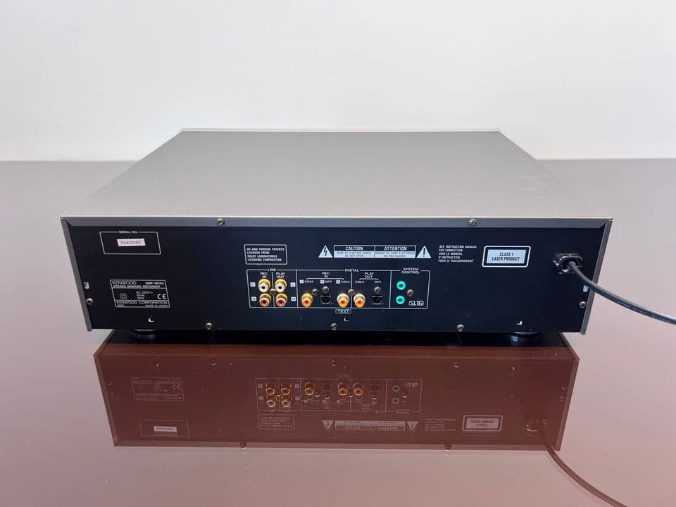 Achterkant van de Kenwood DMF-9020 met analoge cinch- en digitale optische en coaxiale aansluitingen