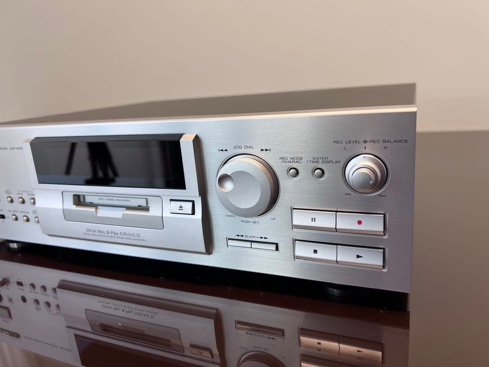 Discsleuf en bedieningstoetsen van de Kenwood DMF-9020 vanuit een iets andere hoek