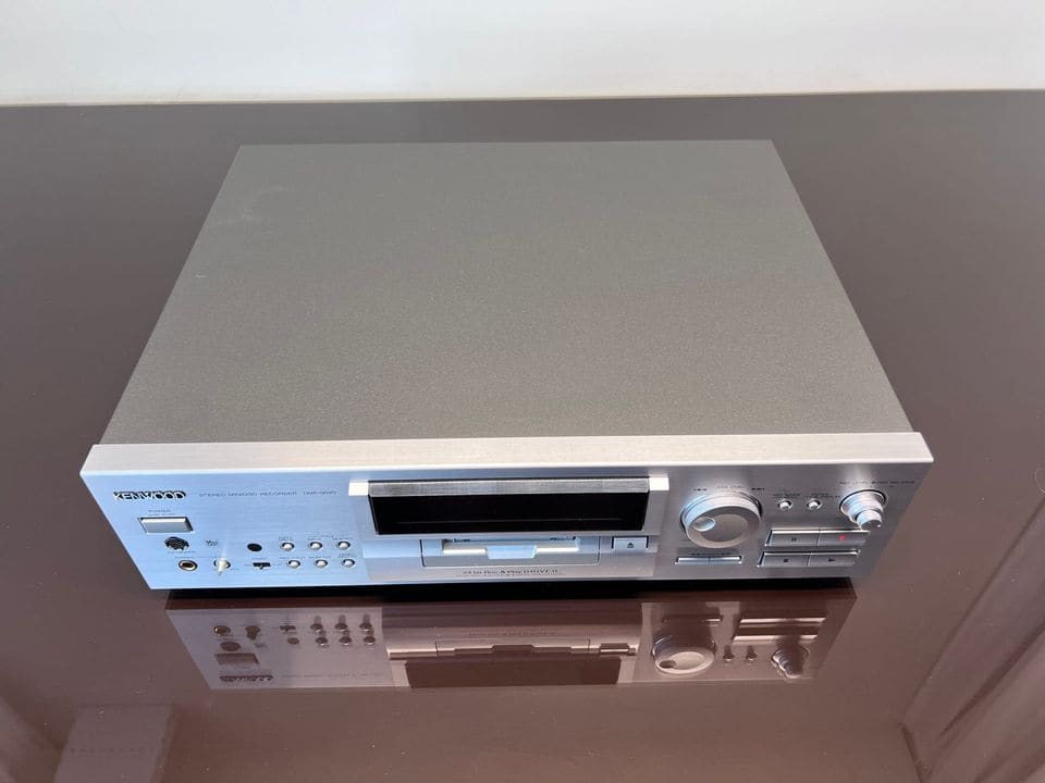 Kenwood DMF-9020 van schuin boven met de zilveren kap en het front