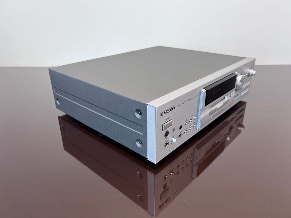 Kenwood DMF-9020 schuin van links met zicht op de zilveren zijkant