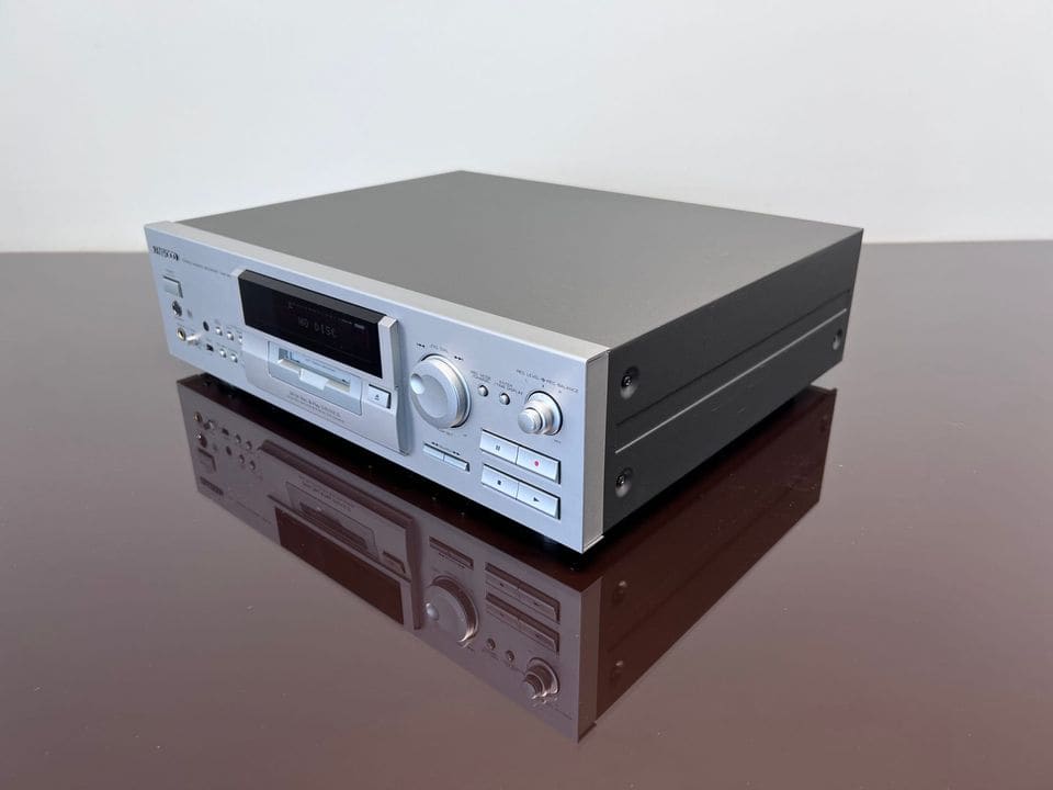Kenwood DMF-9020 minidiscrecorder schuin van rechts op een spiegelende tafel