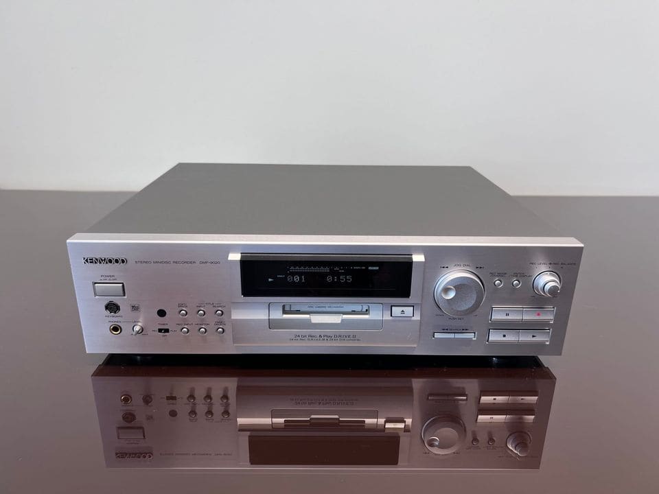 Kenwood DMF-9020 minidiscrecorder met zilveren front, vooraanzicht met display
