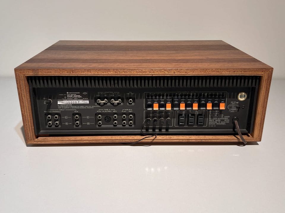 Achterkant van de Kenwood KR-6600 met aansluitingen en koelribben in de houten kast