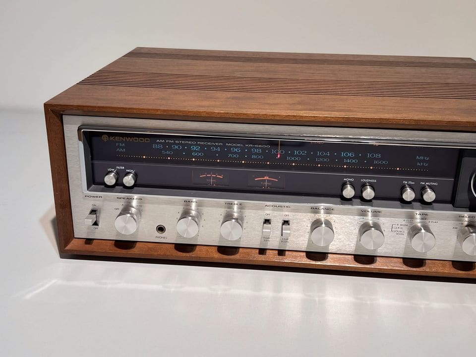 Linkerhelft van het front van de Kenwood KR-6600 met afstemschaal en draaiknoppen