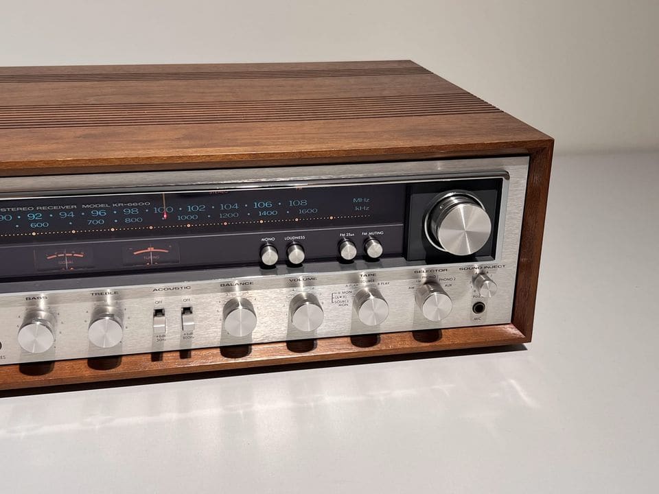 Rechterhelft van de Kenwood KR-6600 met afstemschaal, signaalmeters en grote afstemknop