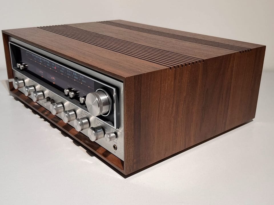 Kenwood KR-6600 receiver schuin van links in houten behuizing