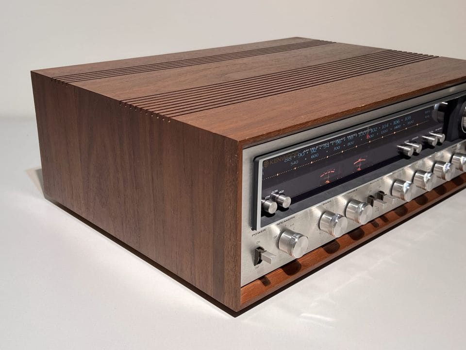 Kenwood KR-6600 schuin van rechts met de houten kast en het geborstelde aluminium front