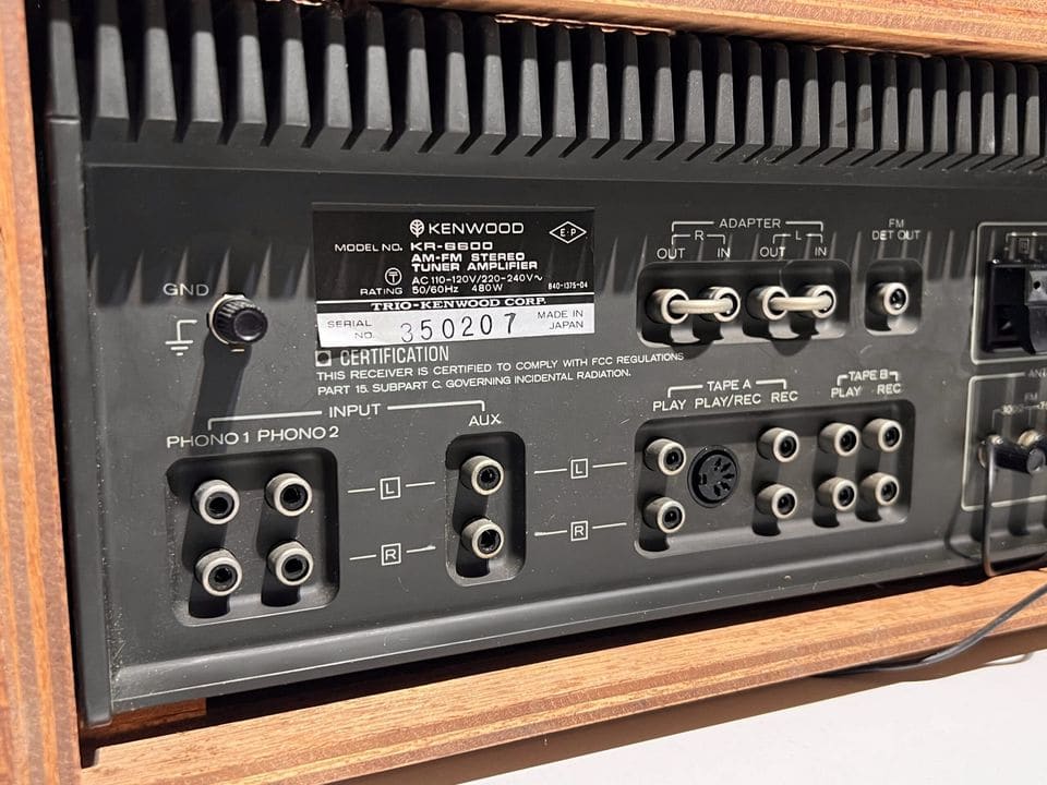 Typeplaatje 'Kenwood model KR-6600' met phono-, aux- en tape-aansluitingen