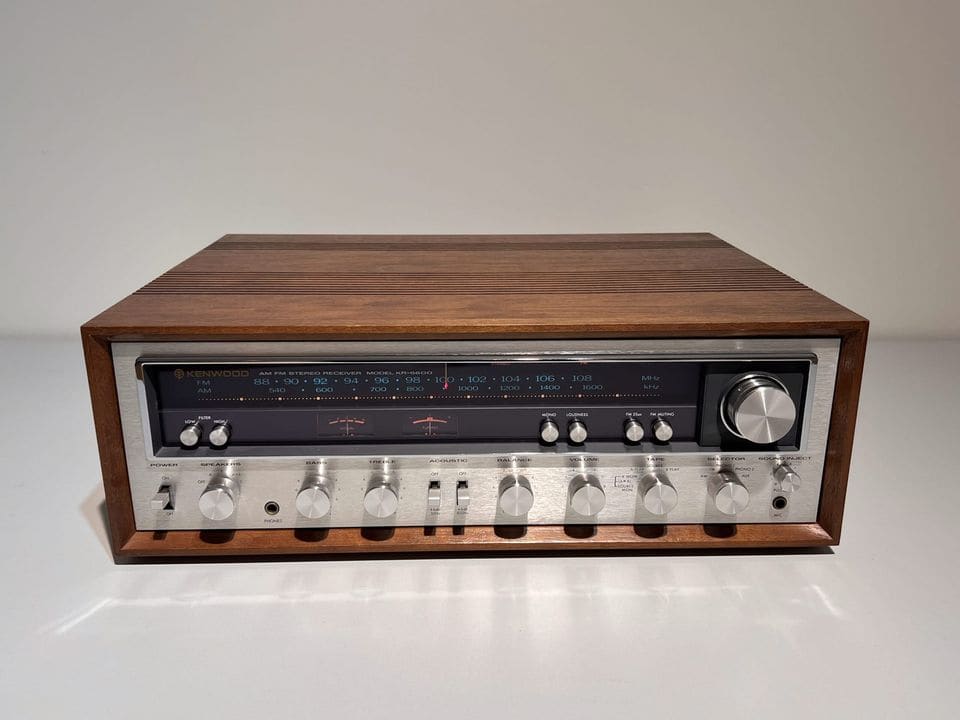 Kenwood KR-6600 receiver met zilveren front en houten kast, vooraanzicht met afstemschaal