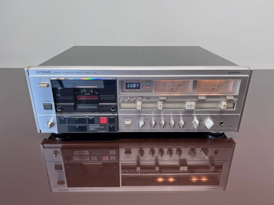 Luxman K-03 cassettedeck met zilveren aluminium front en verlichte VU-meters, vooraanzicht