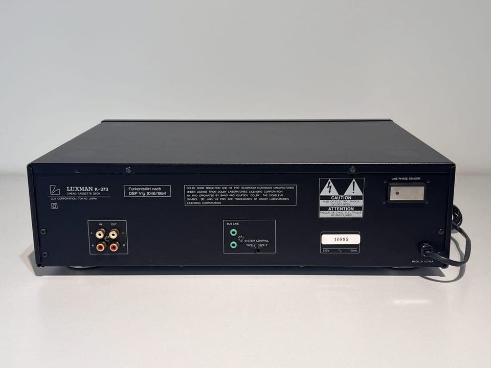 Achterkant van de Luxman K-373 met RCA-aansluitingen en netsnoer