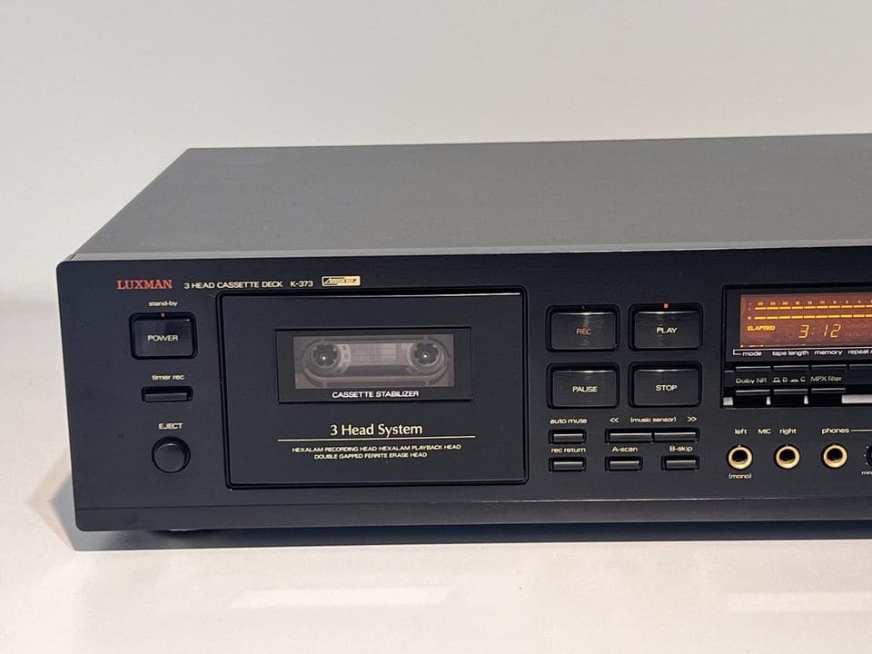 Cassettevak met 3 Head System opschrift en transporttoetsen van de Luxman K-373