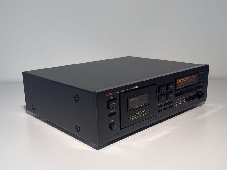 Luxman K-373 schuin van links met zwarte behuizing