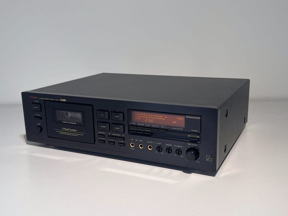 Luxman K-373 schuin van rechts met niveaumeters en regelaars