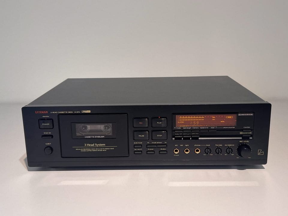 Zwart Luxman K-373 cassettedeck met oranje display, vooraanzicht