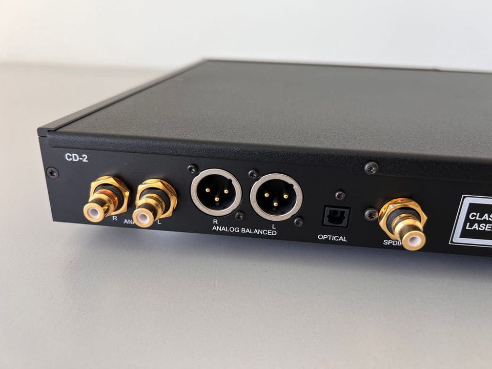 Vergulde RCA-, gebalanceerde XLR-, optische en coaxiale uitgangen van de Lyngdorf CD-2