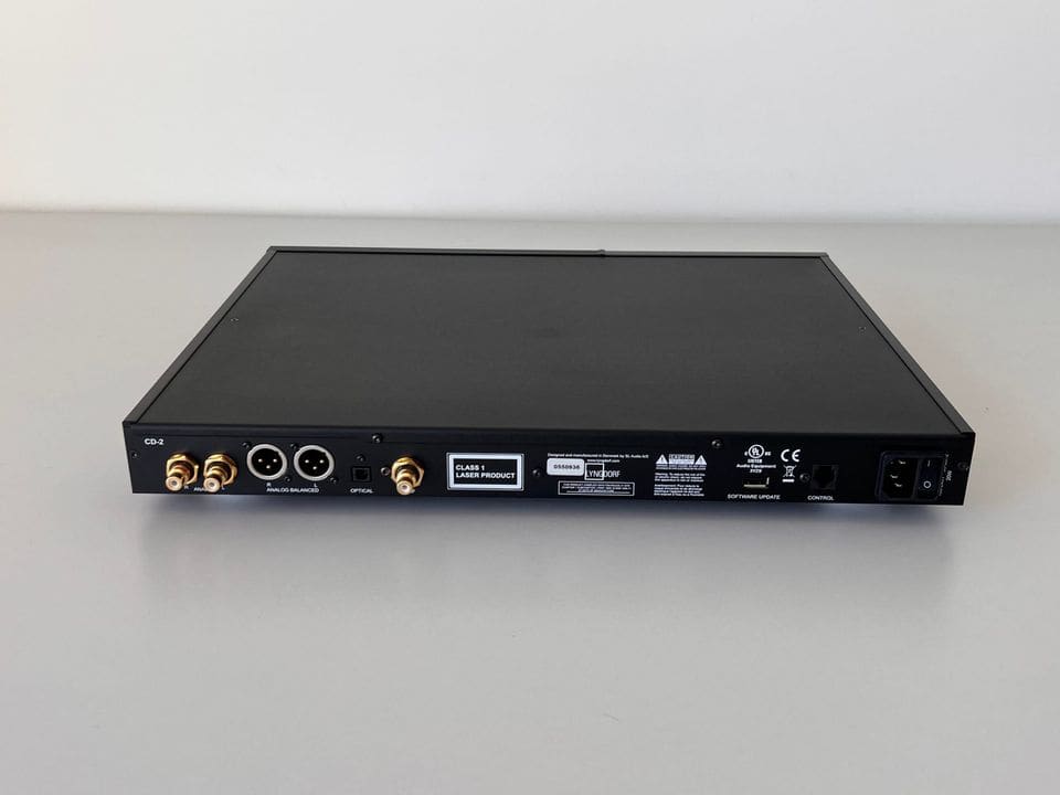 Achterkant van de Lyngdorf CD-2 met analoge en digitale uitgangen