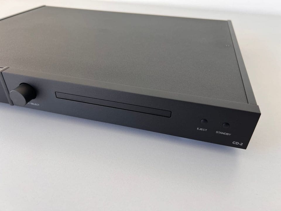 Frontpaneel van de Lyngdorf CD-2 met draaiknop, cd-sleuf en eject- en standby-knoppen