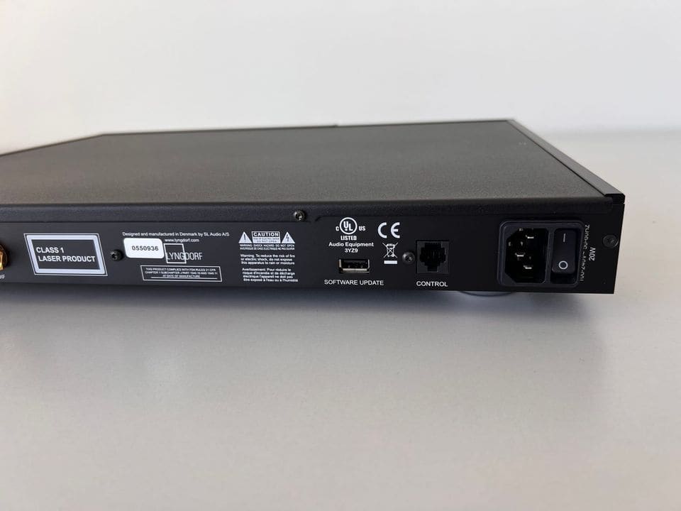 Achterkant Lyngdorf CD-2 met typeplaatje, USB-update, control-poort en netaansluiting