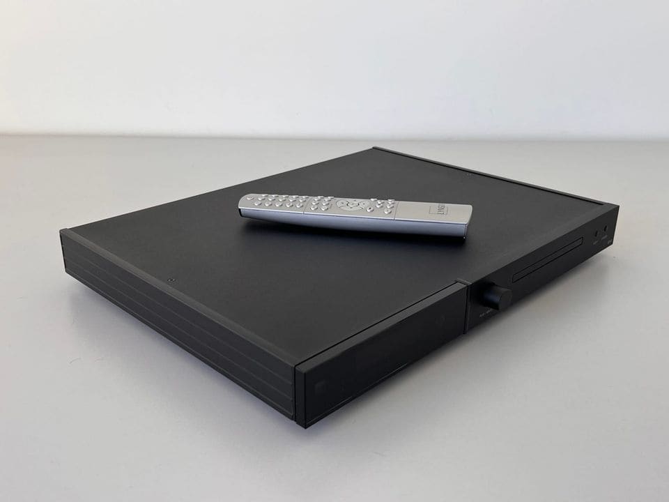 Lyngdorf CD-2 schuin van links met zwarte aluminium behuizing