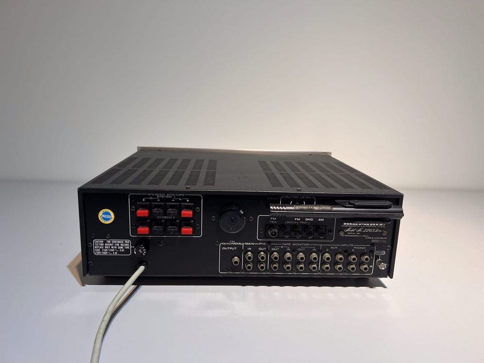 Achterkant van de Marantz 2265B met luidsprekerklemmen, cinch-ingangen en netsnoer