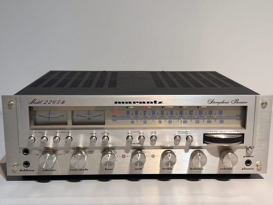 Front van de Marantz 2265B met blauw verlichte schaal, signaalmeters en afstemwiel